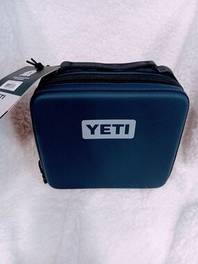 Yeti Navy Blue Zip-Up Hard Lunch Pale